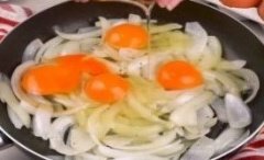 Mic dejun special - Ouă cu ceapă