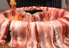 Aperitiv mozaic . Pui cu legume învelit în bacon