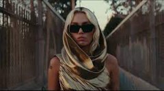 Miley Cyrus - Flowers (Official Video) Miley Cyrus - Flowers (Official Video)