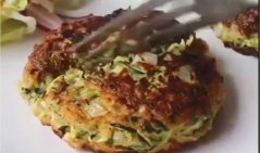 Chifteluțe gustoase din dovlecei și sos Tzatziki de casă